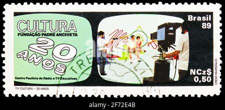 MOSKAU, RUSSLAND - 20. JANUAR 2021: Briefmarke gedruckt in Brasilien gewidmet 20 Jahre TV Cultura Channel, um 1989 Stockfoto