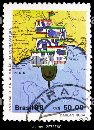 MOSKAU, RUSSLAND - 20. JANUAR 2021: Briefmarke gedruckt in Brasilien zum 100. Jahrestag der Abschaffung der Sklaverei, Serie zum 100. Jahrestag, um 1988 Stockfoto