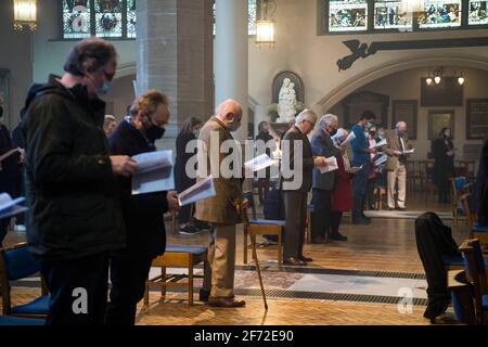 Mitglieder der Gemeinde soziale Distanz während des Ostersonntagsgottesdienstes in der Holy Trinity Sloane Square Kirche in Chelsea, London. Bilddatum: Sonntag, 4. April 2021. Stockfoto