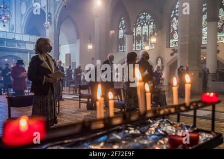 Mitglieder der Gemeinde soziale Distanz während des Ostersonntagsgottesdienstes in der Holy Trinity Sloane Square Kirche in Chelsea, London. Bilddatum: Sonntag, 4. April 2021. Stockfoto