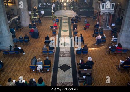 Mitglieder der Gemeinde soziale Distanz während des Ostersonntagsgottesdienstes in der Holy Trinity Sloane Square Kirche in Chelsea, London. Bilddatum: Sonntag, 4. April 2021. Stockfoto