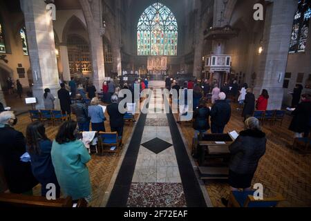 Mitglieder der Gemeinde soziale Distanz während des Ostersonntagsgottesdienstes in der Holy Trinity Sloane Square Kirche in Chelsea, London. Bilddatum: Sonntag, 4. April 2021. Stockfoto