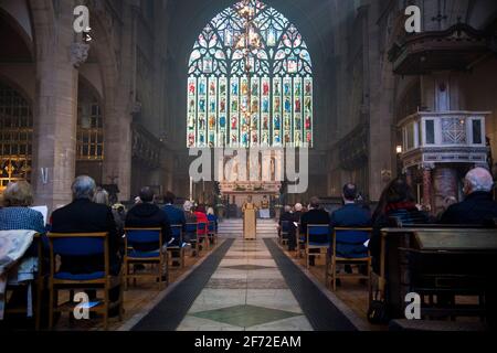 Mitglieder der Gemeinde soziale Distanz während des Ostersonntagsgottesdienstes in der Holy Trinity Sloane Square Kirche in Chelsea, London. Bilddatum: Sonntag, 4. April 2021. Stockfoto