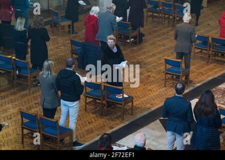 Mitglieder der Gemeinde soziale Distanz während des Ostersonntagsgottesdienstes in der Holy Trinity Sloane Square Kirche in Chelsea, London. Bilddatum: Sonntag, 4. April 2021. Stockfoto