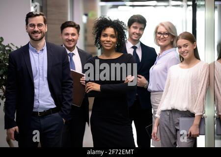 Portrait von multirassischen Mitarbeitern posiert im Büro zusammen Stockfoto