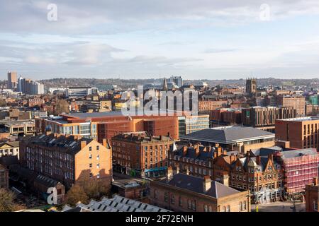 Blick nach Nordosten im Stadtzentrum von Nottingham, aufgenommen vom Dach des Wohnviertels Unity Square. Nottinghamshire, England, Großbritannien Stockfoto