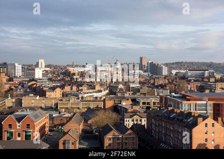 Blick nach Norden in Richtung Stadtzentrum von Nottingham, aufgenommen vom Dach des Wohnviertels Unity Square. Nottinghamshire, England, Großbritannien Stockfoto