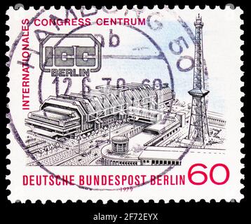 MOSKAU, RUSSLAND - 22. DEZEMBER 2020: Briefmarke gedruckt in Deutschland, Berlin, zeigt Bau des Internationalen Kongresszentrums, Serie, um 19 Stockfoto