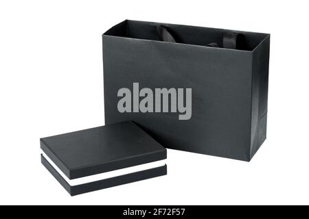 Geschlossene Kartonschachtel und eine Packung Designpapier schwarz mockup stilvolle Verpackung für teure Geschenke isolierte Objekte auf weißem Hintergrund. Stockfoto