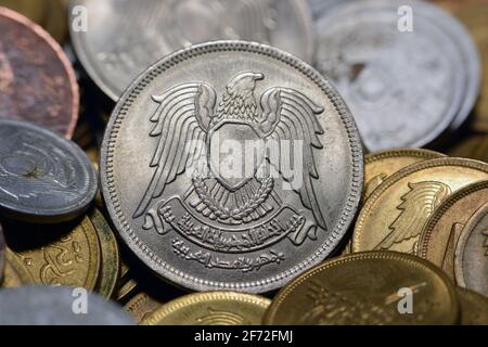 Zwanzig ägyptische Piaster Münze 1980 (Rückseite der Münze), altes ägyptisches Geld von 20 Piaster Münze, die Arabische Republik Ägypten, die Silbermünze. Stockfoto