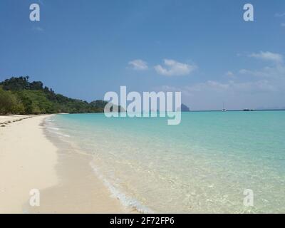 Türkisfarbenes Wasser auf der Insel Koh Kradan, Thailand Stockfoto