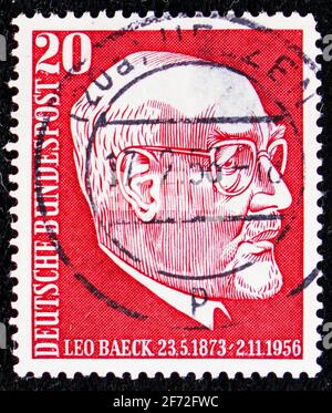 MOSKAU, RUSSLAND - 22. DEZEMBER 2020: Briefmarke gedruckt in Deutschland zum 1. Todestag Dr. Leo Baeck, um 1957 Stockfoto