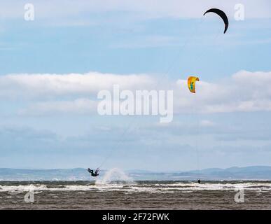 Longniddry Bents, East Lothian, Schottland, Großbritannien, 4. April 2021. Windiges Wetter für Kitesurfer: Eine raue See für Kiteboarder im Firth of Forth mit Winden über 40 mph an einem sehr kalten Tag Stockfoto