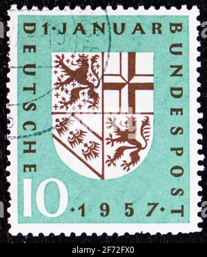 MOSKAU, RUSSLAND - 22. DEZEMBER 2020: In Deutschland gedruckte Briefmarke zeigt Reintegration des Saarlandes in die BRD, Wappen, um 1957 Stockfoto