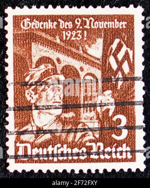 MOSKAU, RUSSLAND - 22. DEZEMBER 2020: Die im deutschen Reich gedruckte Briefmarke zeigt den Standardträger der SA vor der Feldherrnhalle, München, 12 Stockfoto