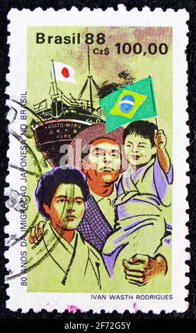 MOSKAU, RUSSLAND - 22. DEZEMBER 2020: Briefmarke gedruckt in Brasilien gewidmet 80 Jahre japanische Immigration, Serie, um 1988 Stockfoto