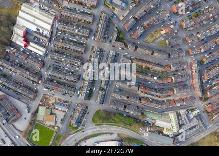 Luftaufnahme des Dorfes Armley in der Stadt Von Leeds in Großbritannien mit einem geraden Abwärts-Top Blick auf Reihen von Terrassenhäusern in der Feder t Stockfoto
