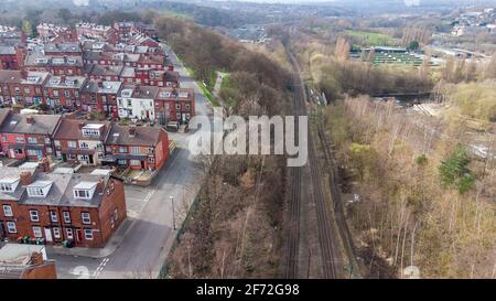 Luftaufnahme des Dorfes Kirkstall in der Stadt Von Leeds im Vereinigten Königreich mit Reihen von Terrassenhäusern Entlang einer Bahnstrecke im Frühling Stockfoto