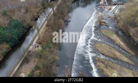 Luftaufnahme des Dorfes Armley in der Stadt Von Leeds in Großbritannien mit dem Kanal und dem Fluss Im Winter Stockfoto
