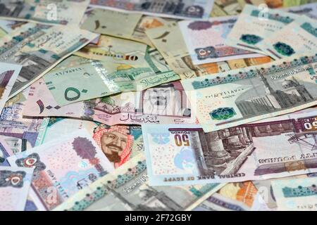 Saudi-Arabien Riyals und ägyptische Pfund Hintergrund, selektive Fokus auf saudisches und ägyptisches Geld Stockfoto
