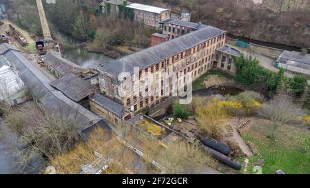 Luftaufnahme des Dorfes Armley in der Stadt Von Leeds in Großbritannien mit dem historischen Leeds Industrial Museum in Armley Mills an der Seite der c Stockfoto