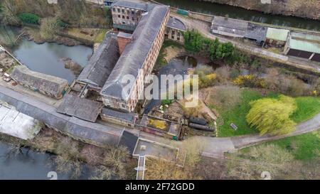 Luftaufnahme des Dorfes Armley in der Stadt Von Leeds in Großbritannien mit dem historischen Leeds Industrial Museum in Armley Mills an der Seite der c Stockfoto