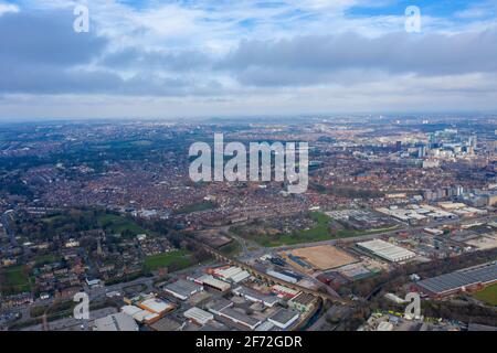 Luftaufnahme des Dorfes Armley und Kirkstall in Die Stadt Leeds in Großbritannien zeigt die Stadt Im Frühling von oben zentrieren Stockfoto