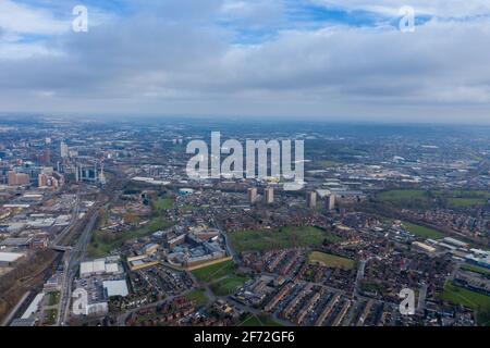 Luftaufnahme des Dorfes Armley und Kirkstall in Die Stadt Leeds in Großbritannien zeigt die Stadt Im Frühling von oben zentrieren Stockfoto