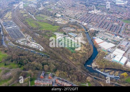 Luftaufnahme des Dorfes Armley und Kirkstall in Die Stadt Leeds in Großbritannien zeigt die Stadt Im Frühling von oben zentrieren Stockfoto