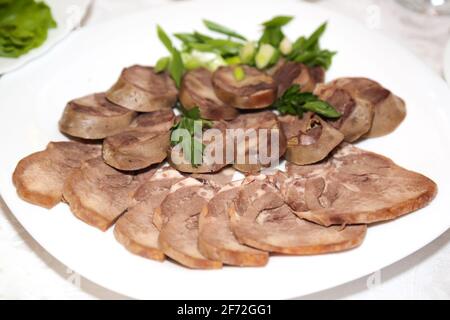 Pferdefleisch auf einem Teller Pferdefleisch Wurst Delikatesse aus asien. Stockfoto
