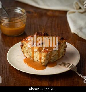 Apfelbrotpudding mit Karamellsauce Stockfoto