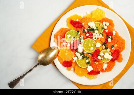 Zitrussalat mit Feta-Käse Stockfoto