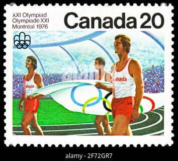 MOSKAU, RUSSLAND - 22. DEZEMBER 2020: In Kanada gedruckte Briefmarke zeigt die olympische Flagge, Olympische Spiele, Montreal 1976 (12. Serie) Serie, Stockfoto