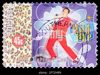 MOSKAU, RUSSLAND - 22. DEZEMBER 2020: Die in Australien gedruckte Briefmarke zeigt Johnny O'Keefe, 1958, Rock and Roll Serie, um 1998 Stockfoto