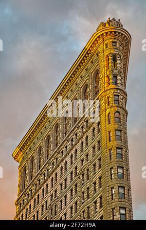 Ikonisches Flatiron Building, mit Rand beleuchtet von den ersten Strahlen der Morgensonne. Fifth Avenue und Broadway an der East 23rd Street. Ursprünglich das Fuller Building. Stockfoto