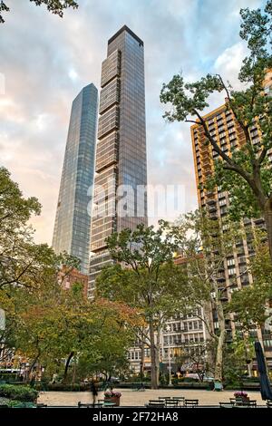 Der Madison Square Park Tower (45 E 22nd Street, links) und ein Madison (20 E 23rd Street) blicken auf den Madison Square Park im New Yorker Flatiron District Stockfoto