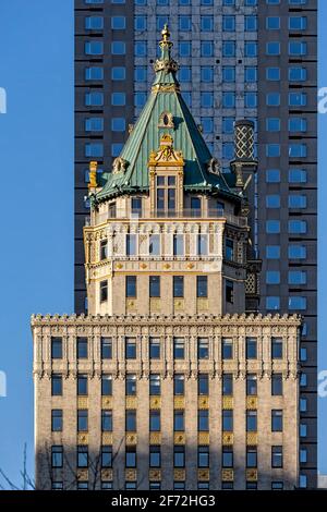 Das Crown Building, auch bekannt als Heckscher Building, 730 Fifth Avenue an der West 57th Street, ist ein Wahrzeichen von New York City, das von Warren & Wetmore entworfen wurde. Stockfoto