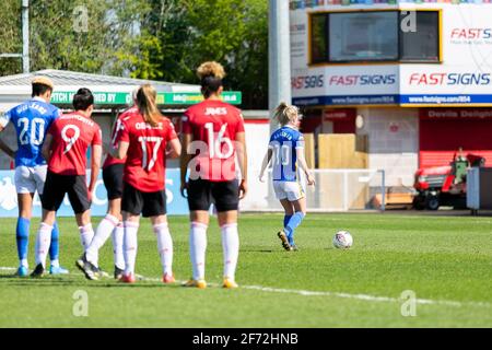 Crawley, Großbritannien. April 2021. Crawley, Großbritannien. 4. April 2021. inessa kaagman tritt beim Brighton Elfmeter *** während des Spiels Brighton and Hove Albion gegen Manchester United WSL am 4. April 2021 im Broadfield Stadium, Crawley, England, auf. Bild von Jamie Evans Kredit: Jamie Evans-uk Sports images ltd/Alamy Live News Stockfoto