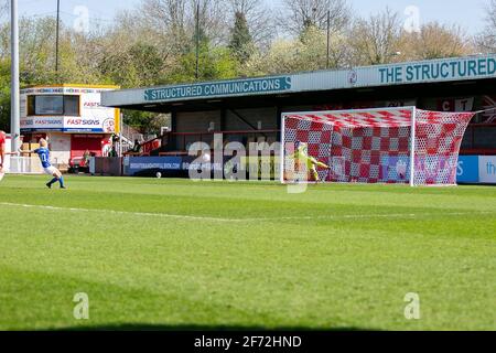 Crawley, Großbritannien. April 2021. Crawley, Großbritannien. 4. April 2021. inessa kaagman tritt beim Brighton Elfmeter *** während des Spiels Brighton and Hove Albion gegen Manchester United WSL am 4. April 2021 im Broadfield Stadium, Crawley, England, auf. Bild von Jamie Evans Kredit: Jamie Evans-uk Sports images ltd/Alamy Live News Stockfoto