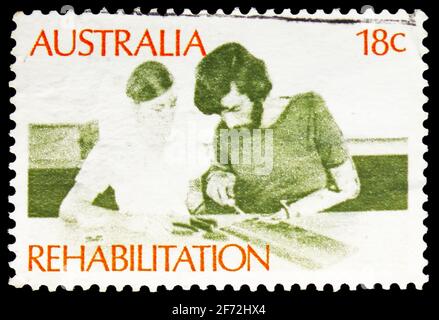 MOSKAU, RUSSLAND - 22. DEZEMBER 2020: In Australien gedruckte Briefmarke zeigt Therapie, Rehabilitation Serie, um 1972 Stockfoto