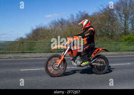 Orange KTM Scramble Dirt Bike, Motorräder, Motorradfahrer fahren in Manchester, Großbritannien Stockfoto