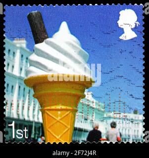 MOSKAU, RUSSLAND - 22. DEZEMBER 2020: Die in Großbritannien gedruckte Briefmarke zeigt neben der Seaside-Serie Eiscreme-Konus, um 2007 Stockfoto