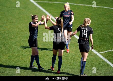 Janine Beckie (Mitte) von Manchester City feiert das zweite Tor ihrer Mannschaft im Spiel mit den Teamkollegen Ellen White, Chloe Kelly und Esme Morgan während des Spiels der FA Women's Super League im Hive, Barnett. Stockfoto