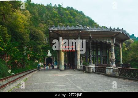 Der malerische verlassene Bahnhof Psyrzkha im Herbst. Abchasien, New Athos - 15. Oktober 2020. Stockfoto