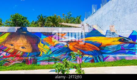 Kunstvolle Wände mit farbenfrohen Tier- und Menschengemälden und Graffiti in Playa del Carmen Quintana Roo Mexiko. Stockfoto