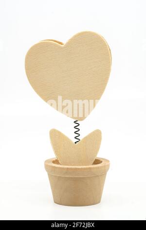 Holzspielzeug zur Dekoration in Form von Baumkessel und Herzform wird im Topf angebaut, natürliche Farbe des Holzes, Konzept für DIY-Malerei, isoliertes Objekt Stockfoto