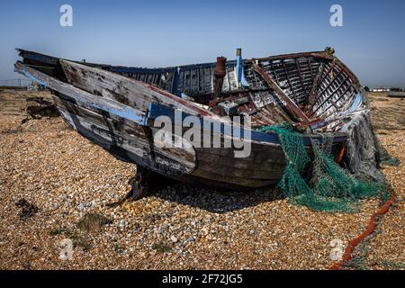 Altes Fischerboot und Netze, Dungeness, Kent, England Stockfoto