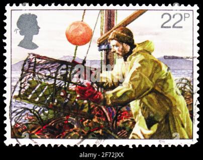 MOSKAU, RUSSLAND - 22. DEZEMBER 2020: Die in Großbritannien gedruckte Briefmarke zeigt die Hummer-Töpferei, Angelindustrie-Serie, um 1981 Stockfoto