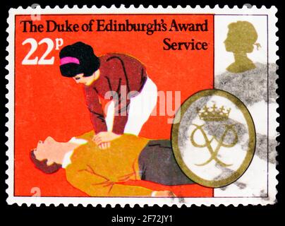 MOSKAU, RUSSLAND - 22. DEZEMBER 2020: Die in Großbritannien gedruckte Briefmarke zeigt den Duke of Edinburgh's Award - Service, 25. Jahrestag des Duke of Edi Stockfoto