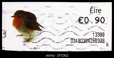 MOSKAU, RUSSLAND - 22. DEZEMBER 2020: Die in Irland gedruckte Briefmarke zeigt den europäischen Robin (Erithacus rubecula), Weihnachtsserie 2013, um 2013 Stockfoto